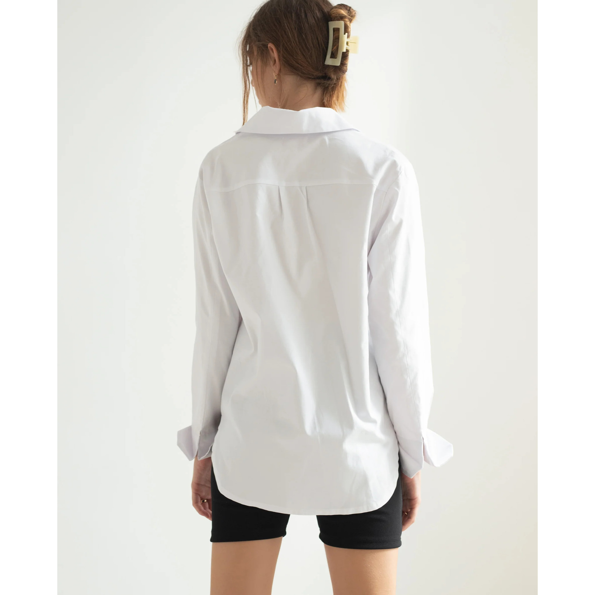 Camisa de mujer blanca oversize.