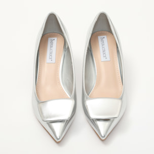 Dècolletè pumps in simil pelle con tacco basso e dettaglio sulla punta