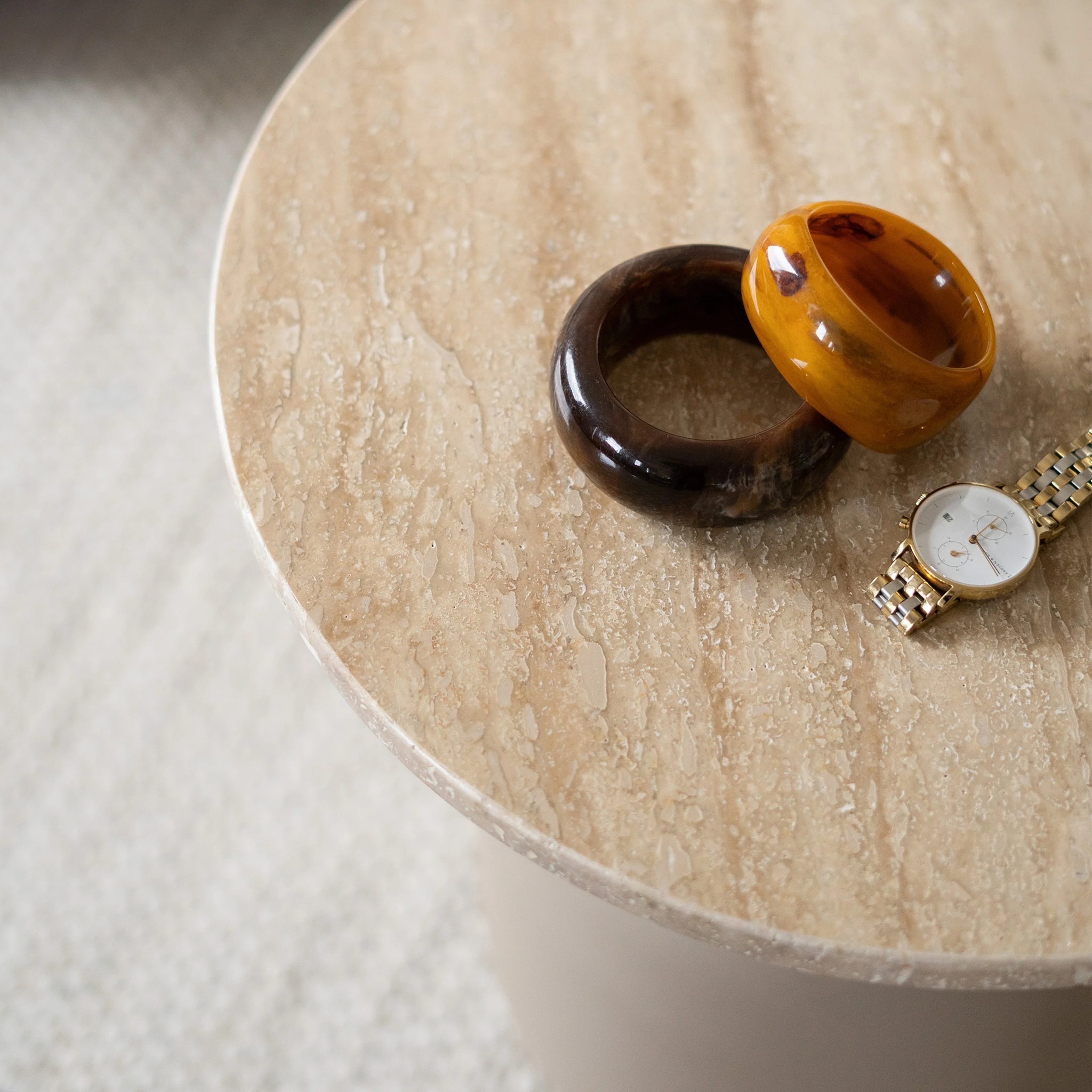 Table d'appoint ronde en travertin et métal greige D45 cm - Louison