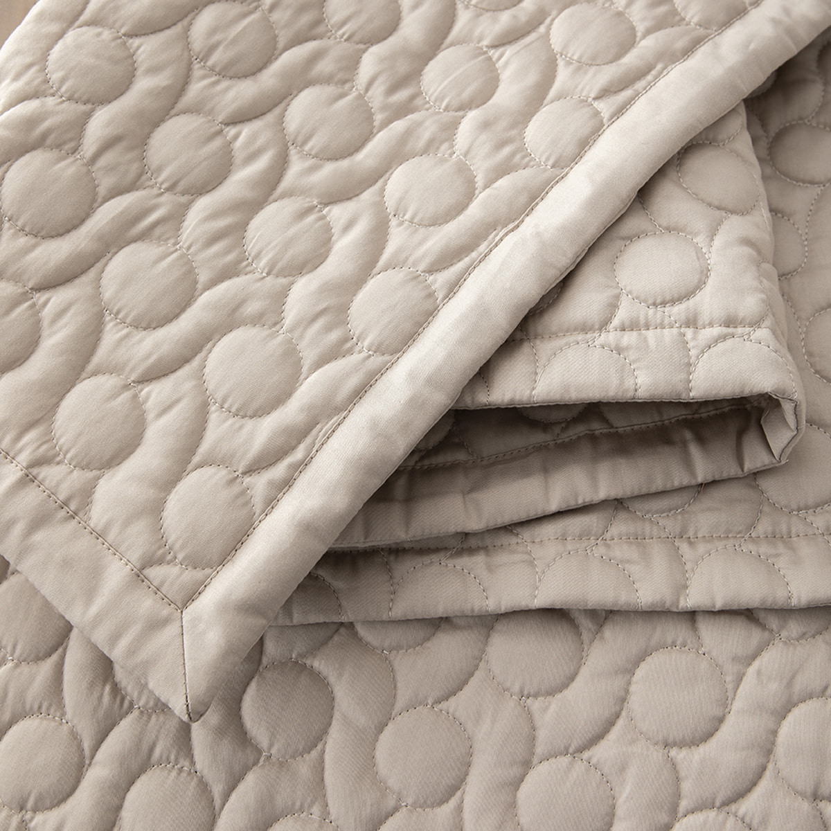 Couvre-lit matelassé uni en satin de coton bio, POESIE, Beige lune