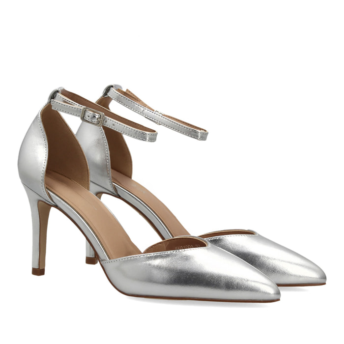 Zapatos elegantes de tacón fino para mujer.