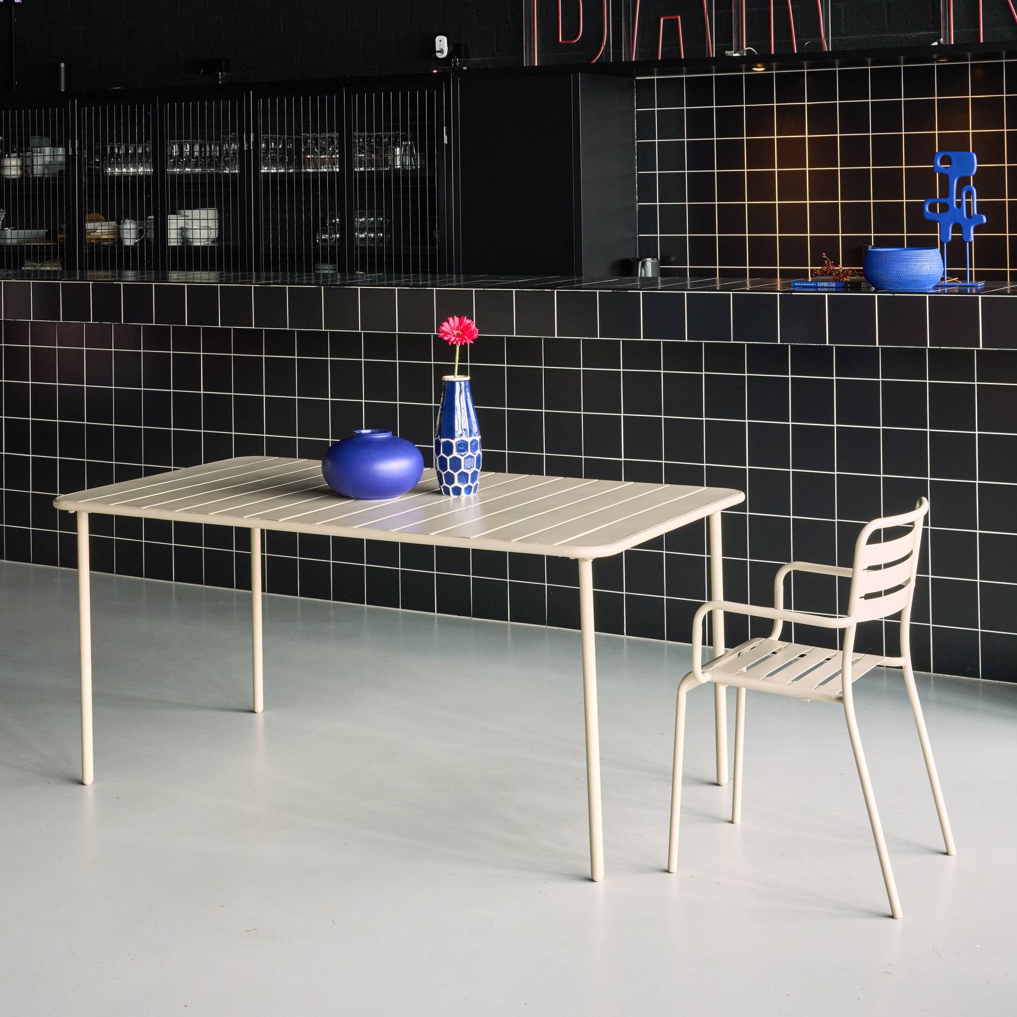 Table de jardin métal 6-8 places. beige. Amelia. 160x90xH72.5cm