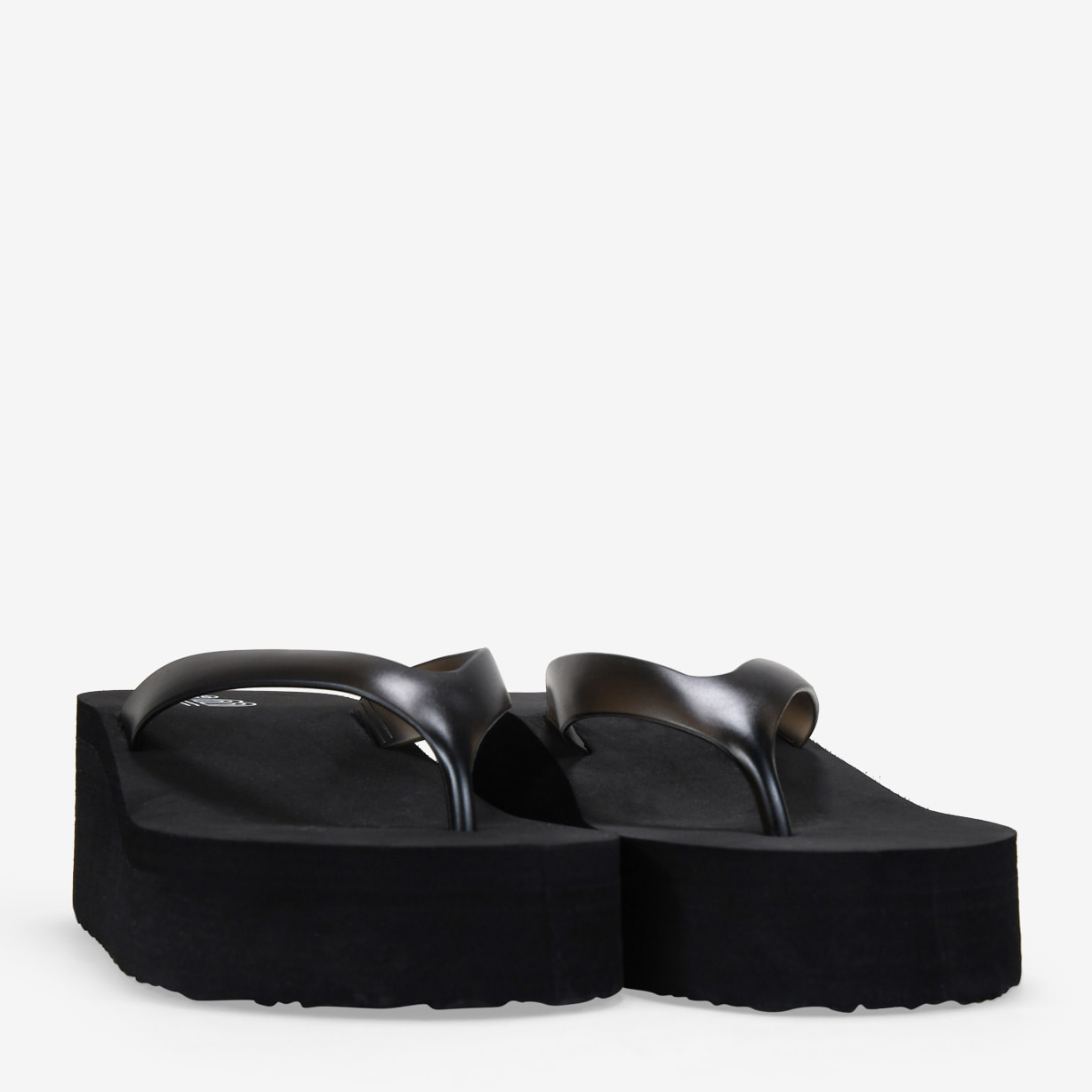 Sandalias de dedo negras con cuña