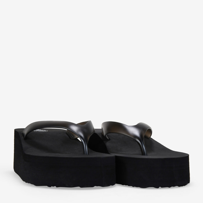 Sandalias de dedo negras con cuña