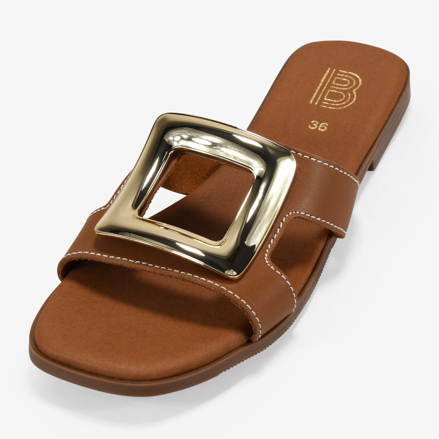 Sandalias planas marrones con aplique metálico