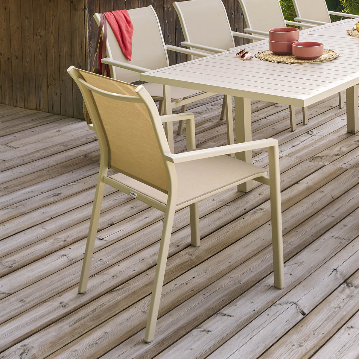 Fauteuil de jardin empilable "Essentia" lin & argile en aluminium traité en epoxy