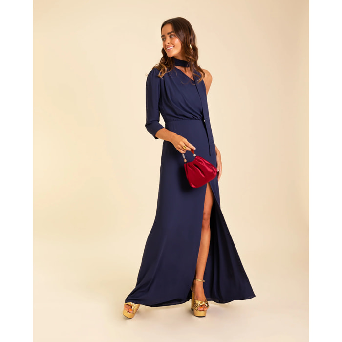 Vestido largo asimétrico con abertura.