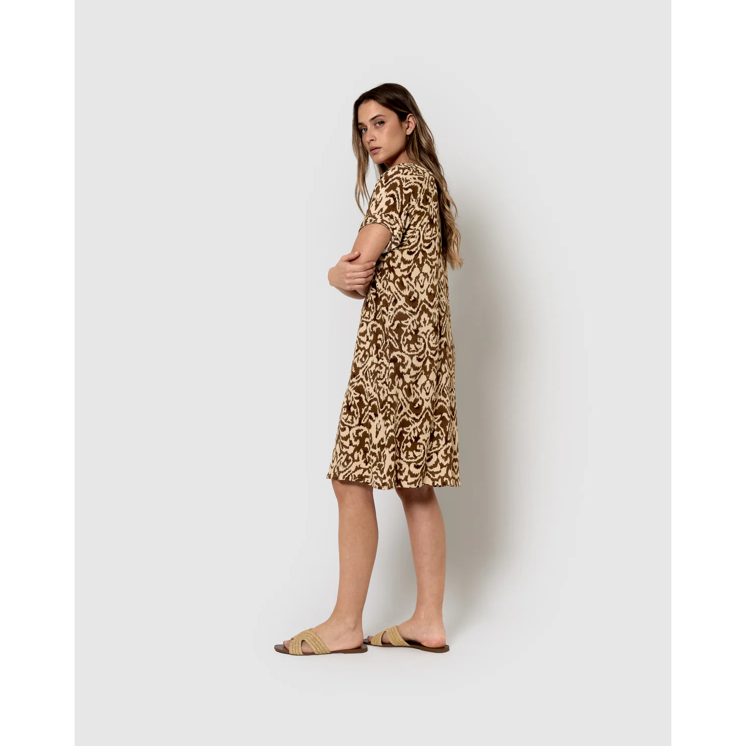 Vestido corto bambula detalles plisados sindi marrón
