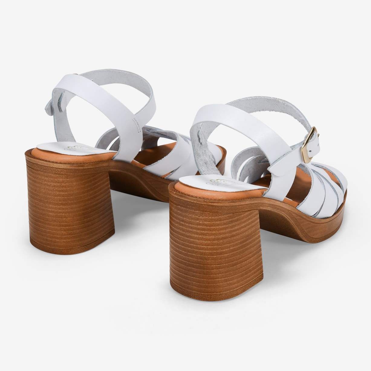 Sandalias de tacón blancas en piel con hebilla