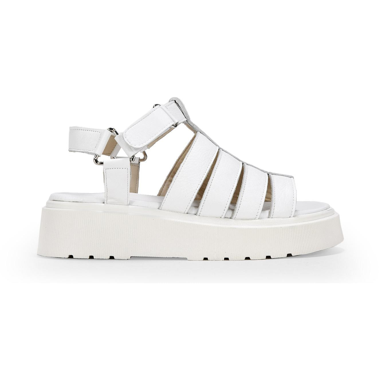 Sandalias beige en piel con velcro