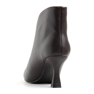 Tronchetto con spacco a V e tacco a rocchetto - MARRONE