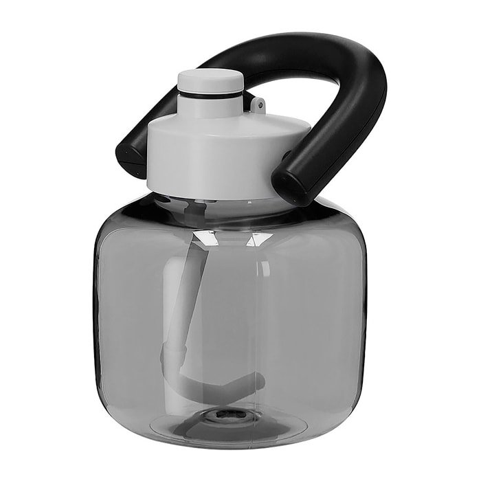 Bidón en resistente RPET con 1,8 L de capacidad. Con original forma de kettlebell. Incluye de cierre a rosca, pajita y firme asa de transporte. Libre de BPA.