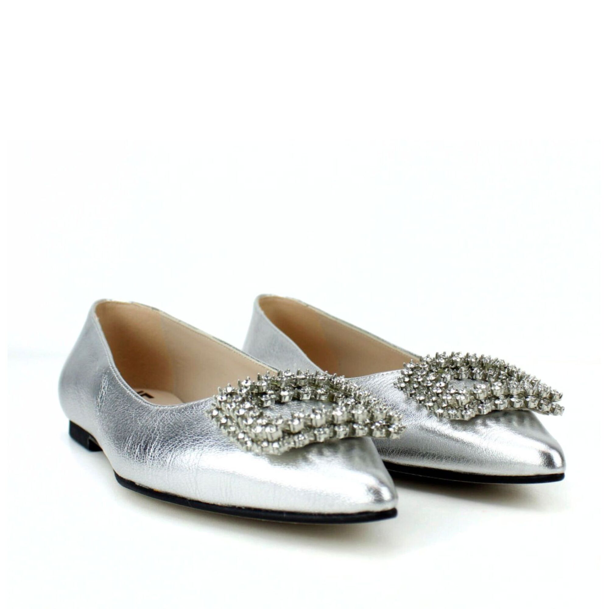 Bailarina en color plata. Detalle adorno joya en pedrería. Tacón 1 cm