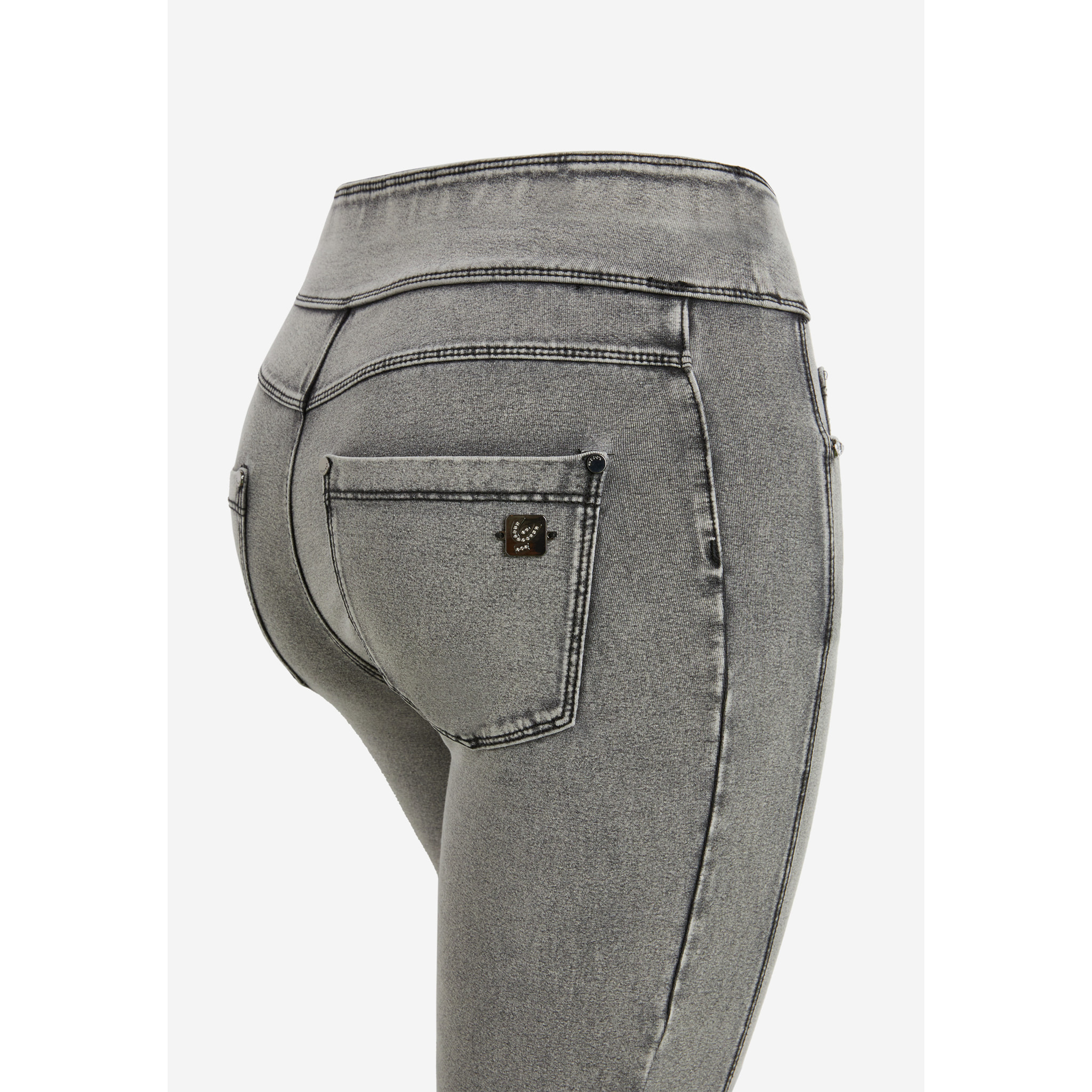 Pantaloni N.O.W.® in jersey denim con cuciture stile biker