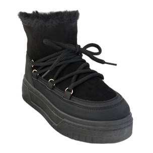 Stivaletti in simil camoscio imbottiti con stringhe