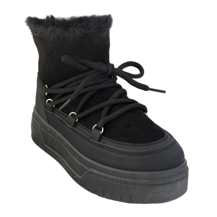 Stivaletti in simil camoscio imbottiti con stringhe