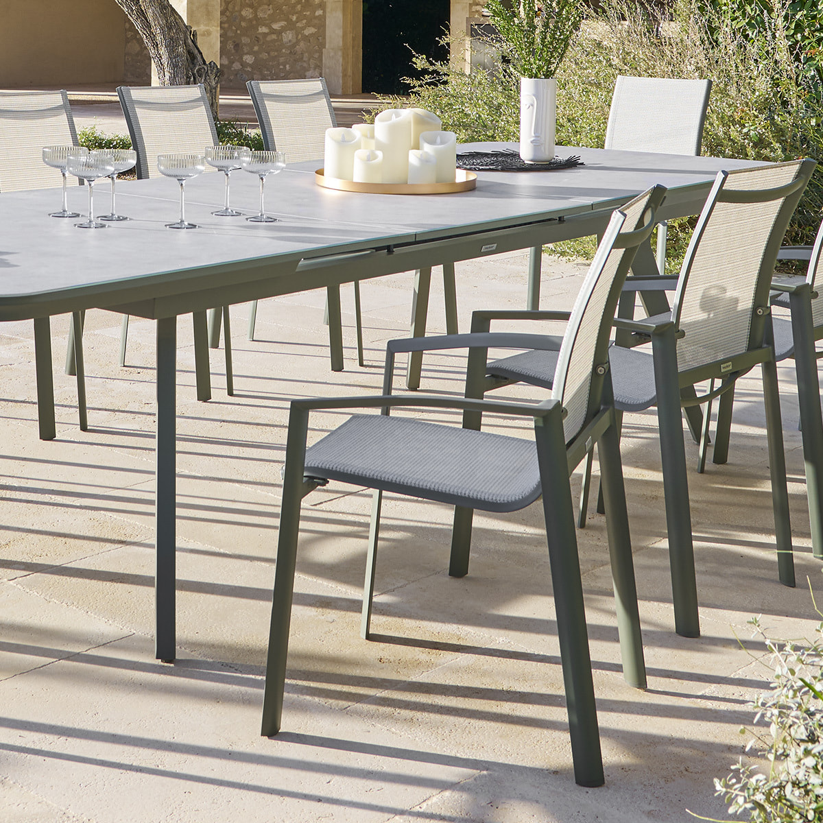 Fauteuil de jardin empilable "Axant" vert olive & vert laurier aluminium et texaline