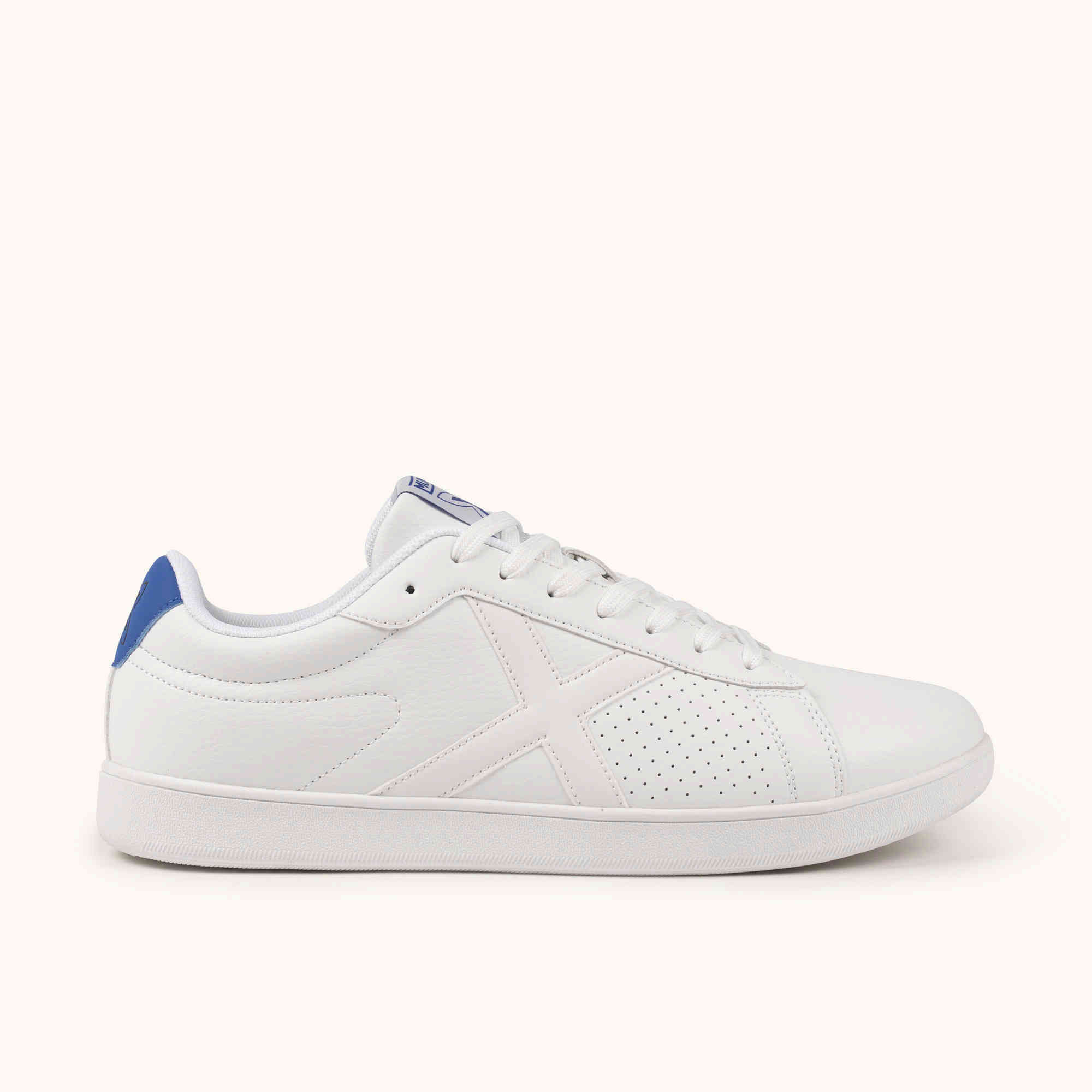 MUNICH OPEN 02 Zapatilla Minimalista Urbana en Piel Blanca con Detalle Azul