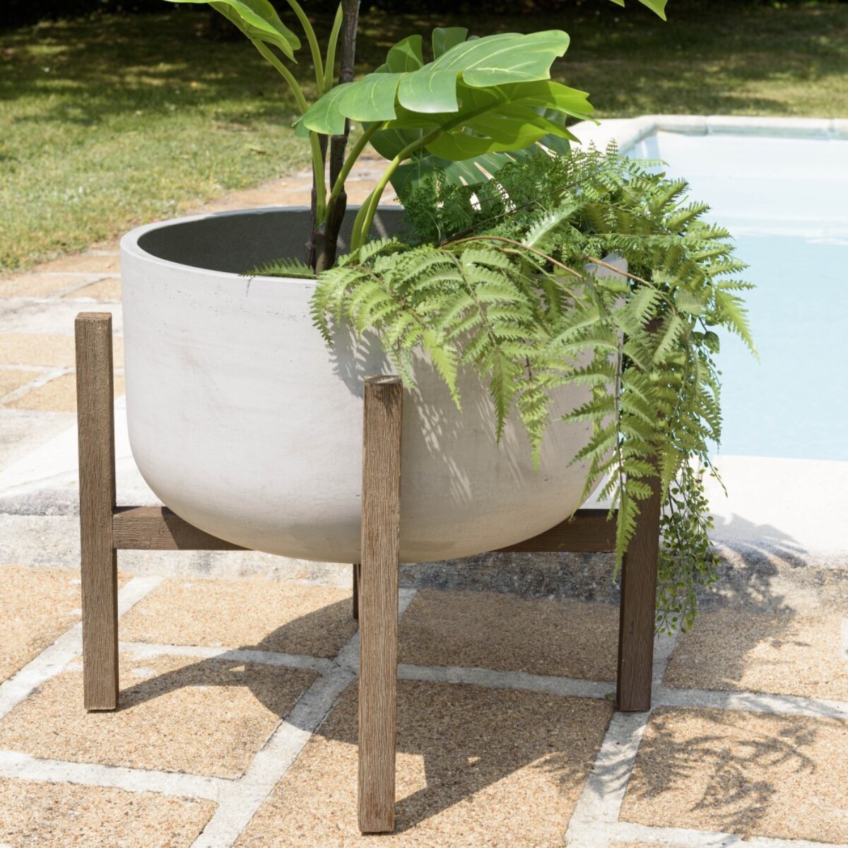 HECTOR - Pot de fleur rond en béton sur pieds en acacia marron