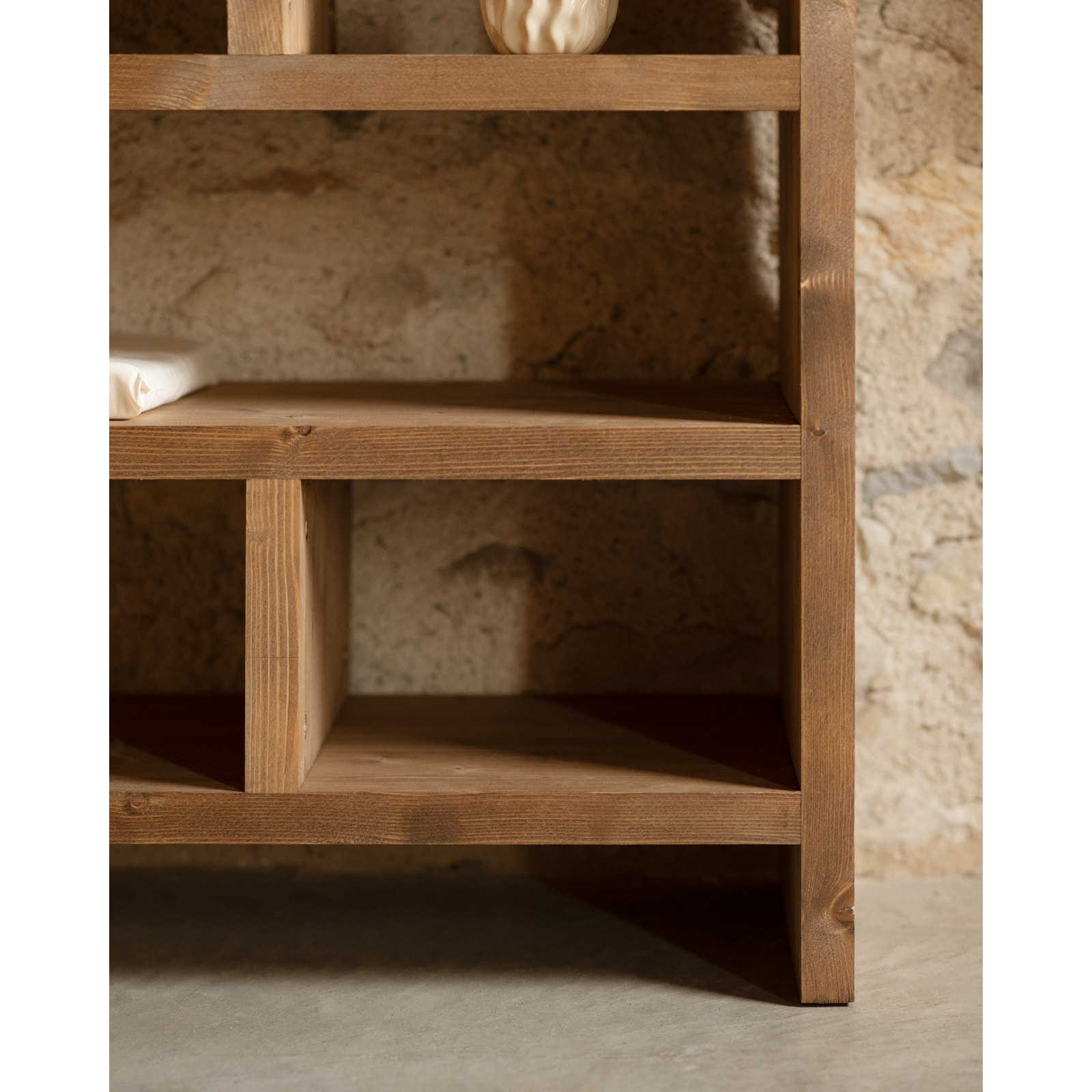 Estantería de madera maciza tono roble oscuro de 80x140cm Alto: 80 Largo: 140 Ancho: 35