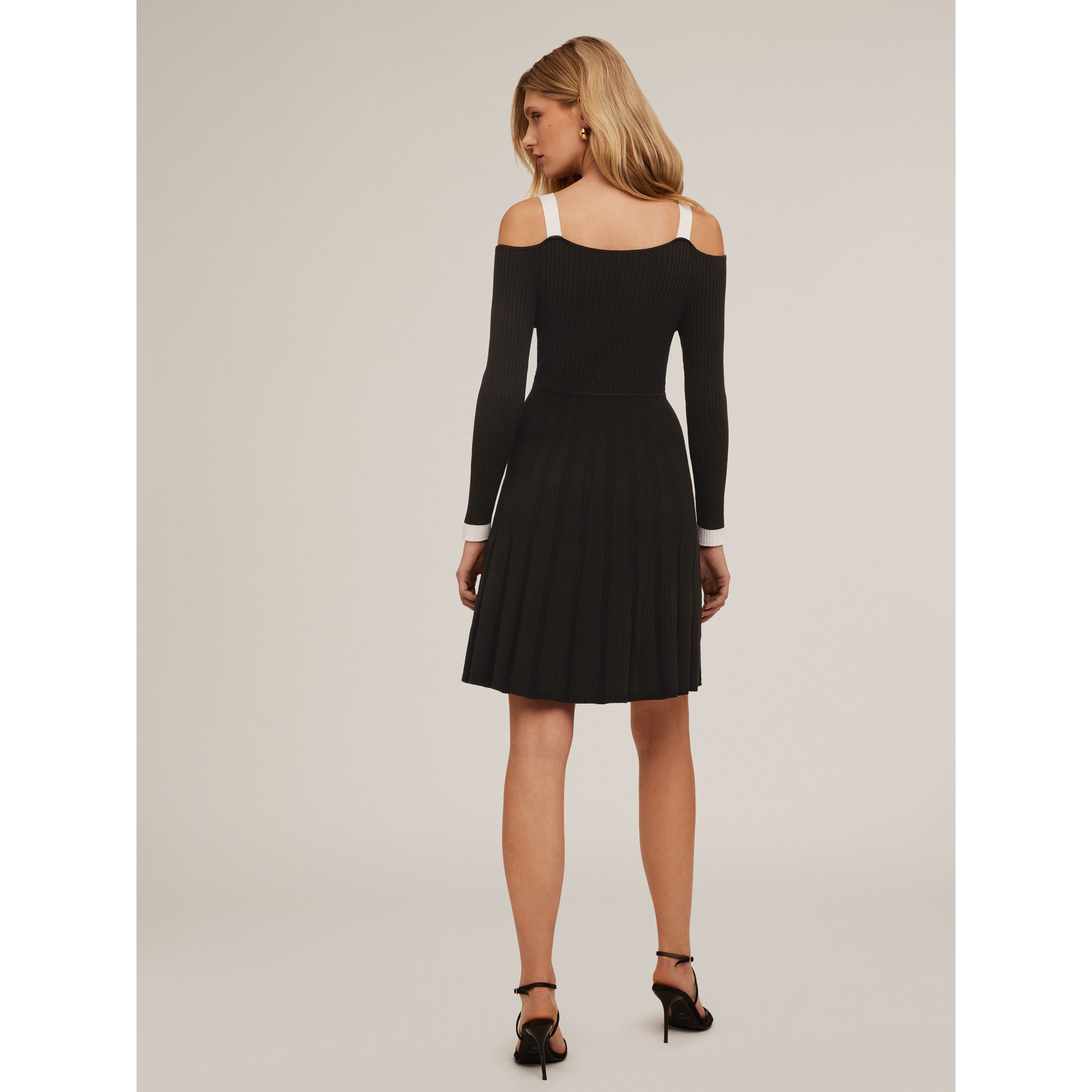 Motivi - Vestido de punto con abertura en los hombros. - Negro