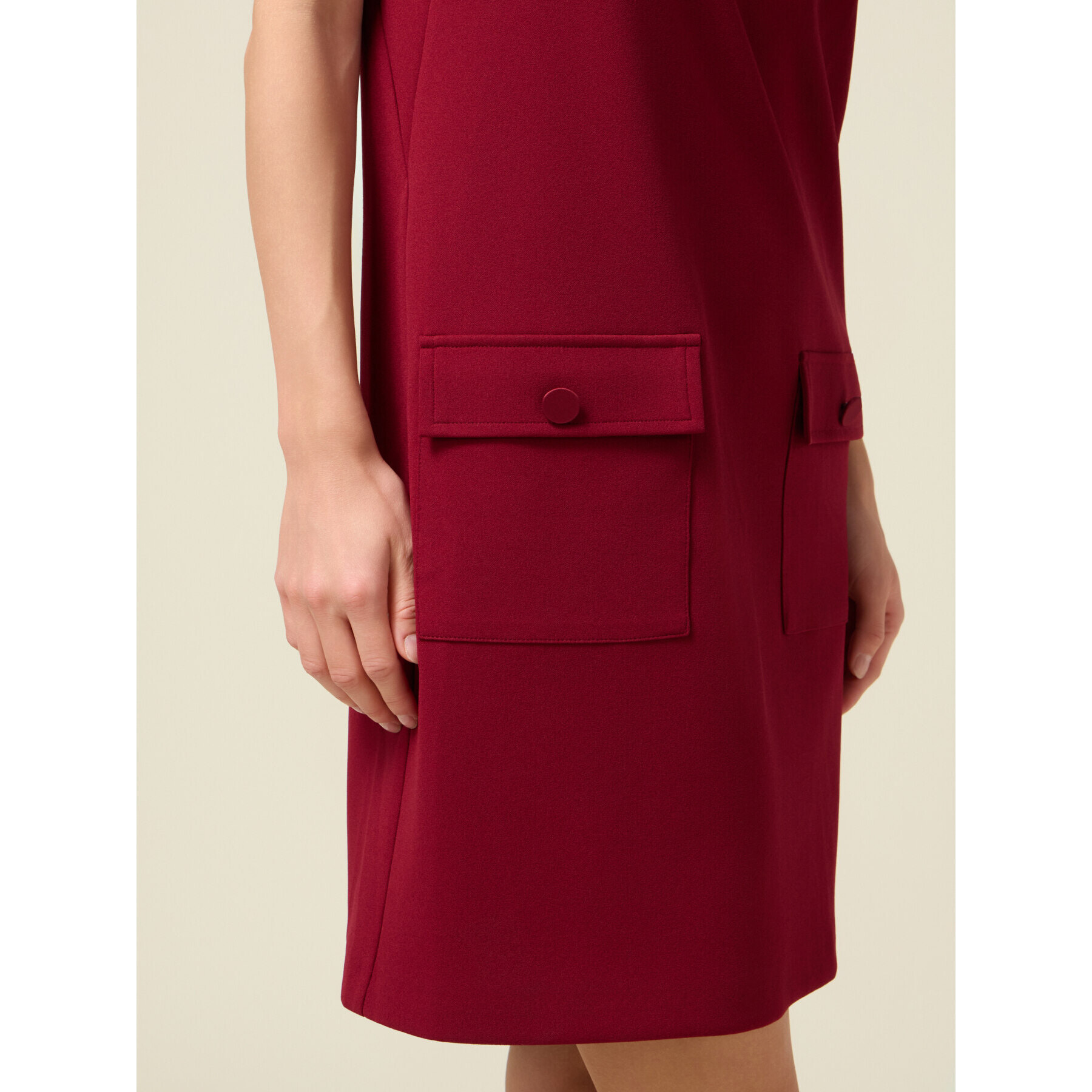 Oltre - Vestido tubo fluido con bolsillos y botones - Rojo