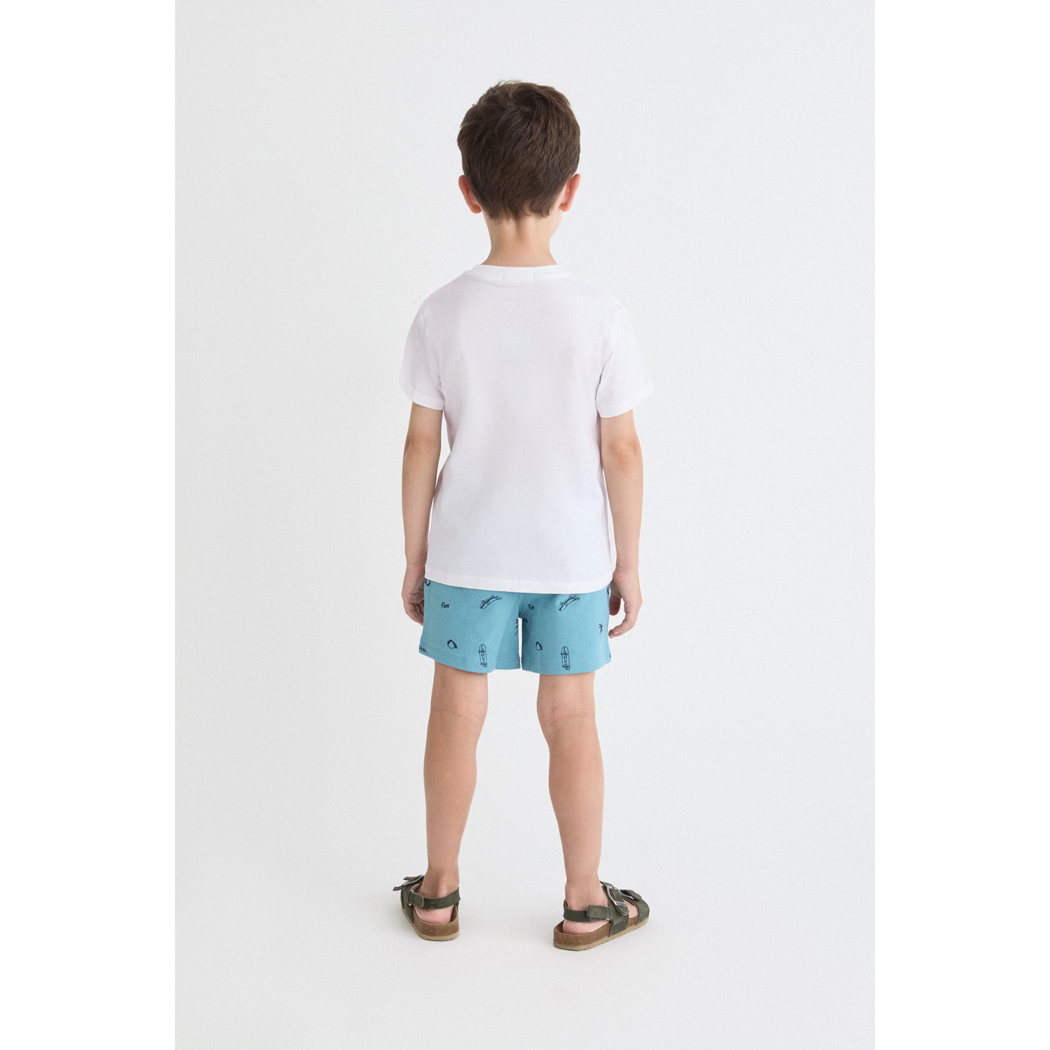 Conjunto de camiseta con bolsillo y dibujo de perrito y shorts con estampado playero tropical | Color: Turquesa | Street Monkey