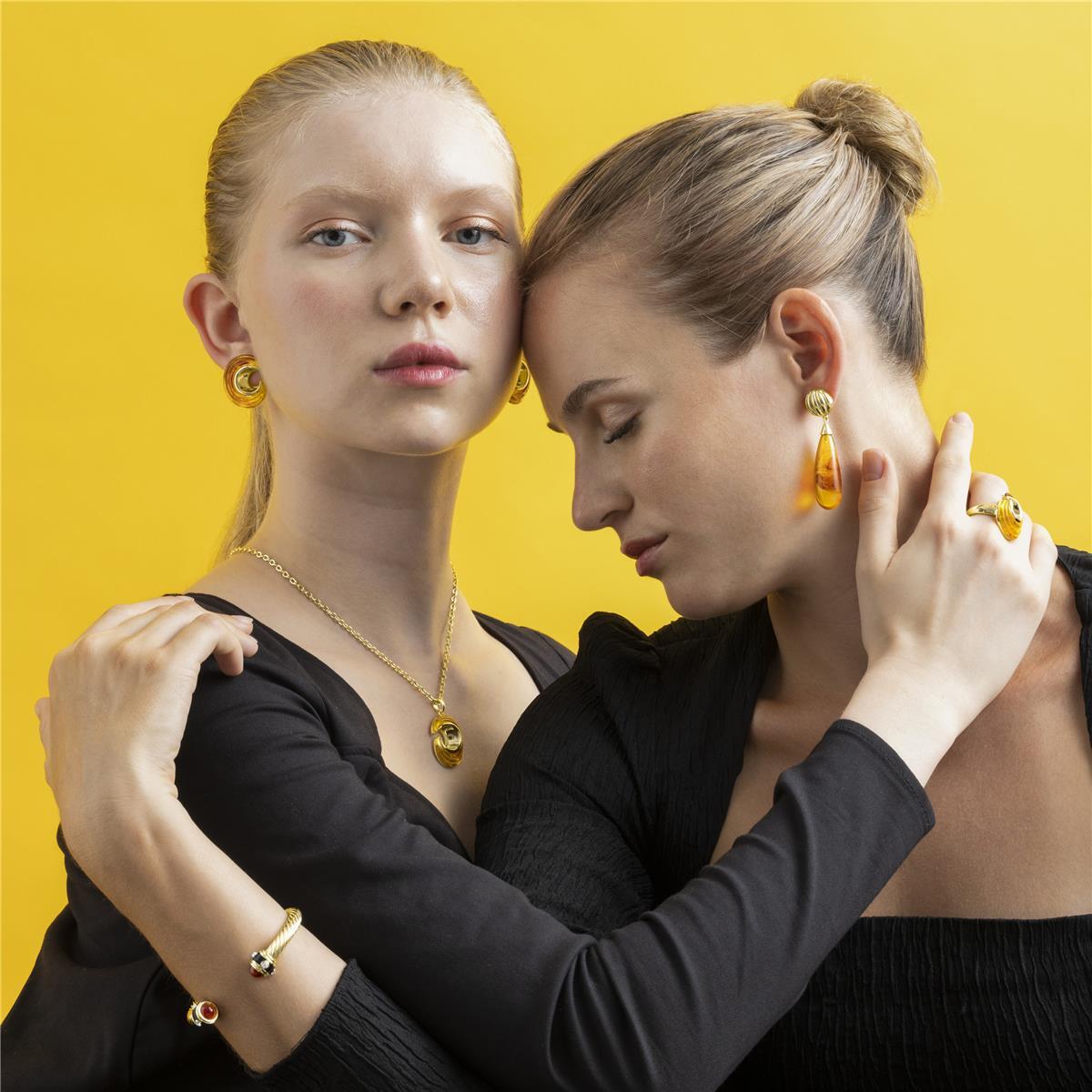 Pendientes con Resina Ambar acabado oro 18k