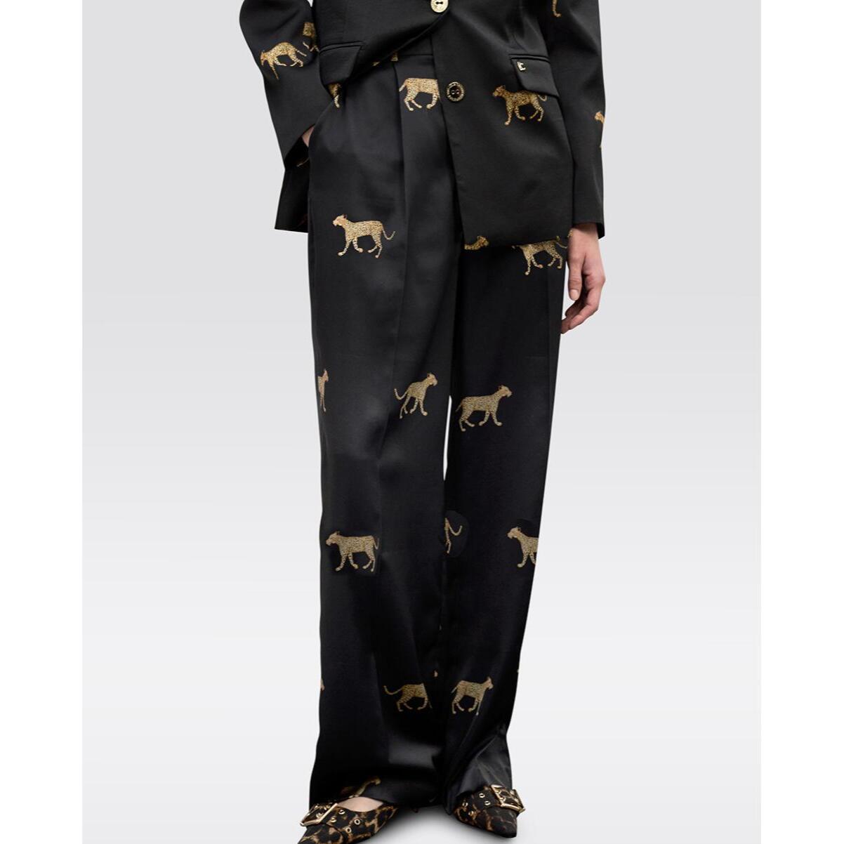 Pantaloni a pieghe in raso con stampa leopardata