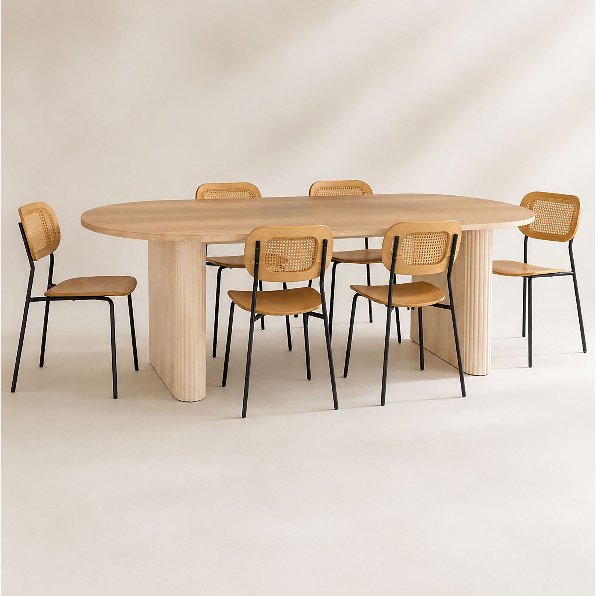 Ensemble table ovale effet bois 220cm et 6 chaises en rotin et bois NOSARA