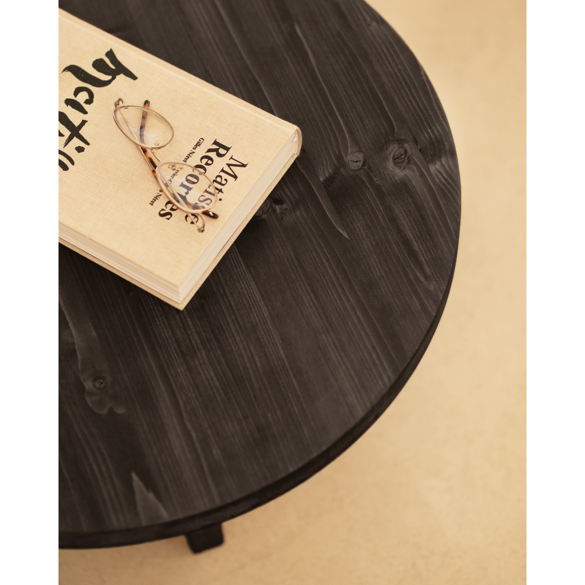 Table basse ronde en bois massif ton noir en différentes tailles
