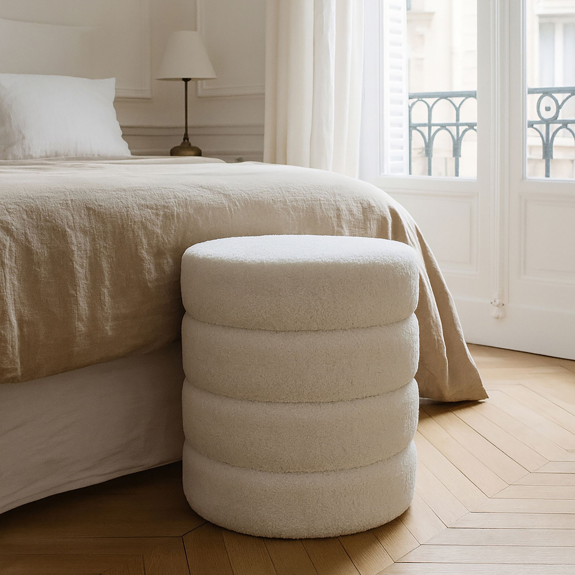 Pouf en tissu teddy blanc et structure en bois MALO