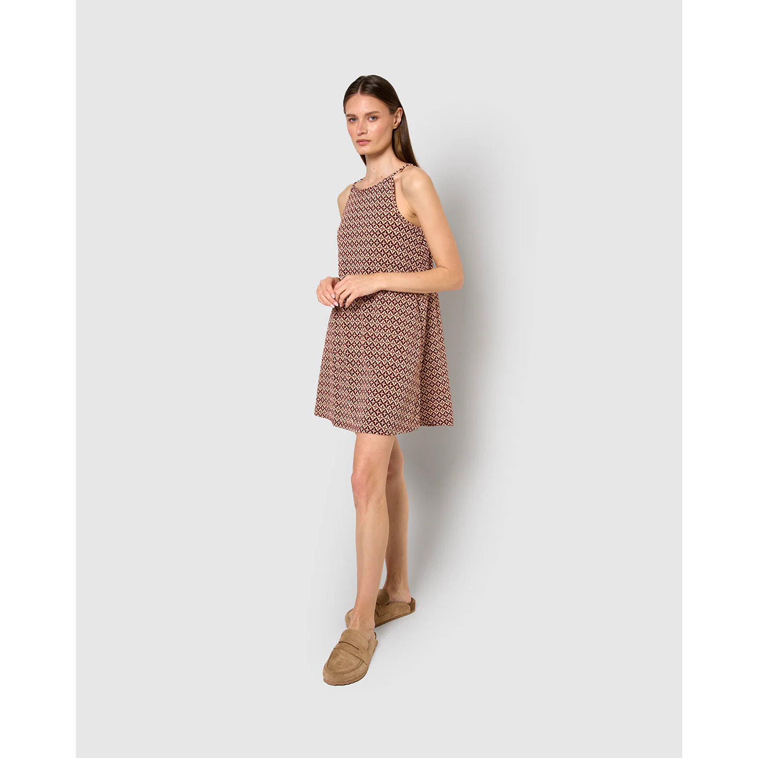 Vestido corto tirantes crepe nanda burdeos