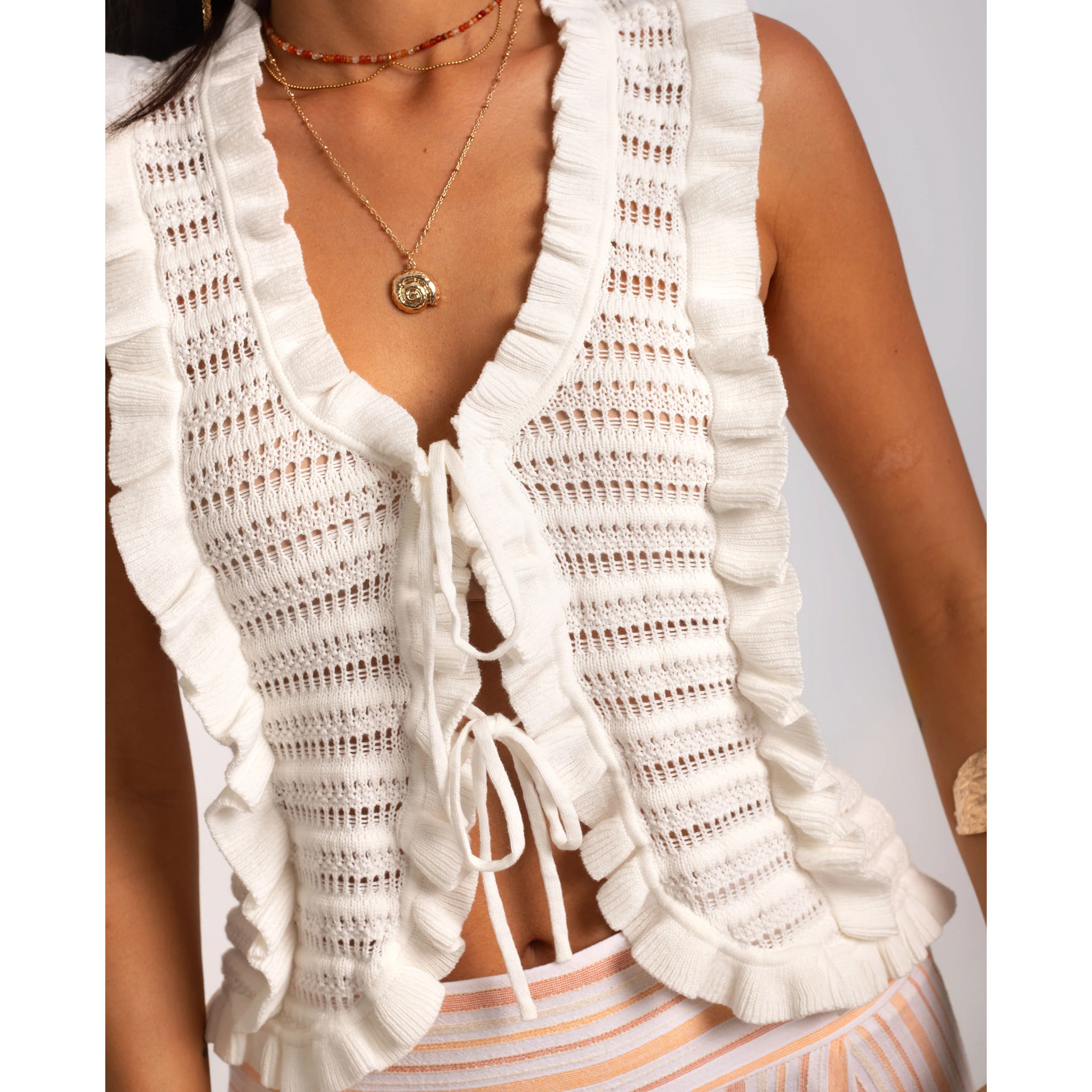 Chaleco de mujer de algodón bordado con cierre de lazadas