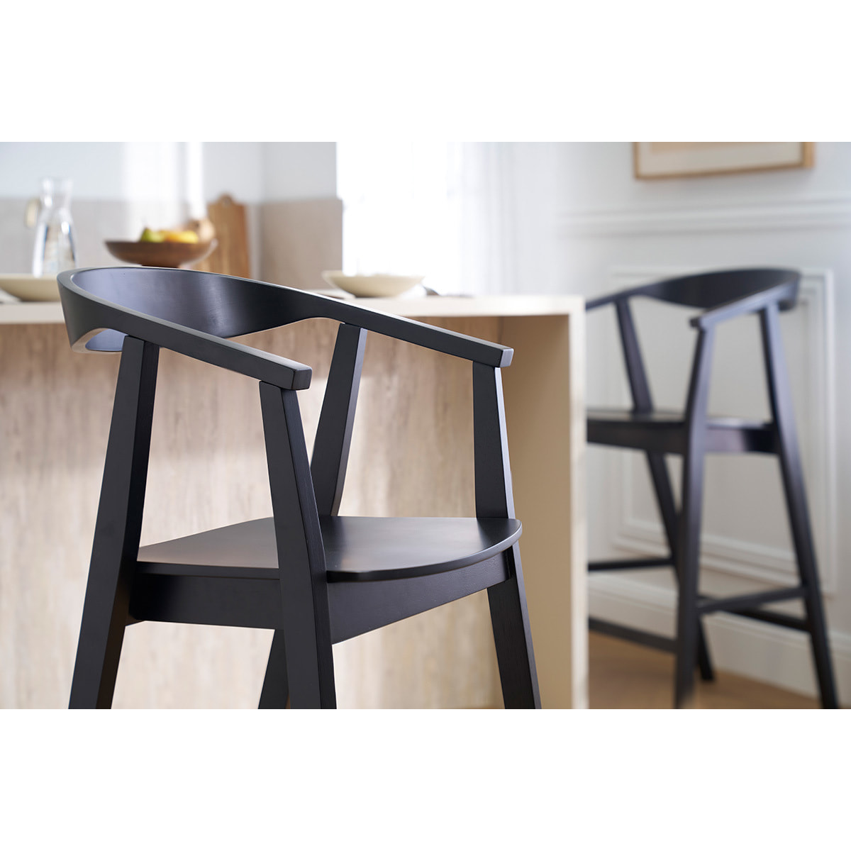 Tabourets de bar scandinaves en bois noir H66.5 cm (lot de 2) BAHIA