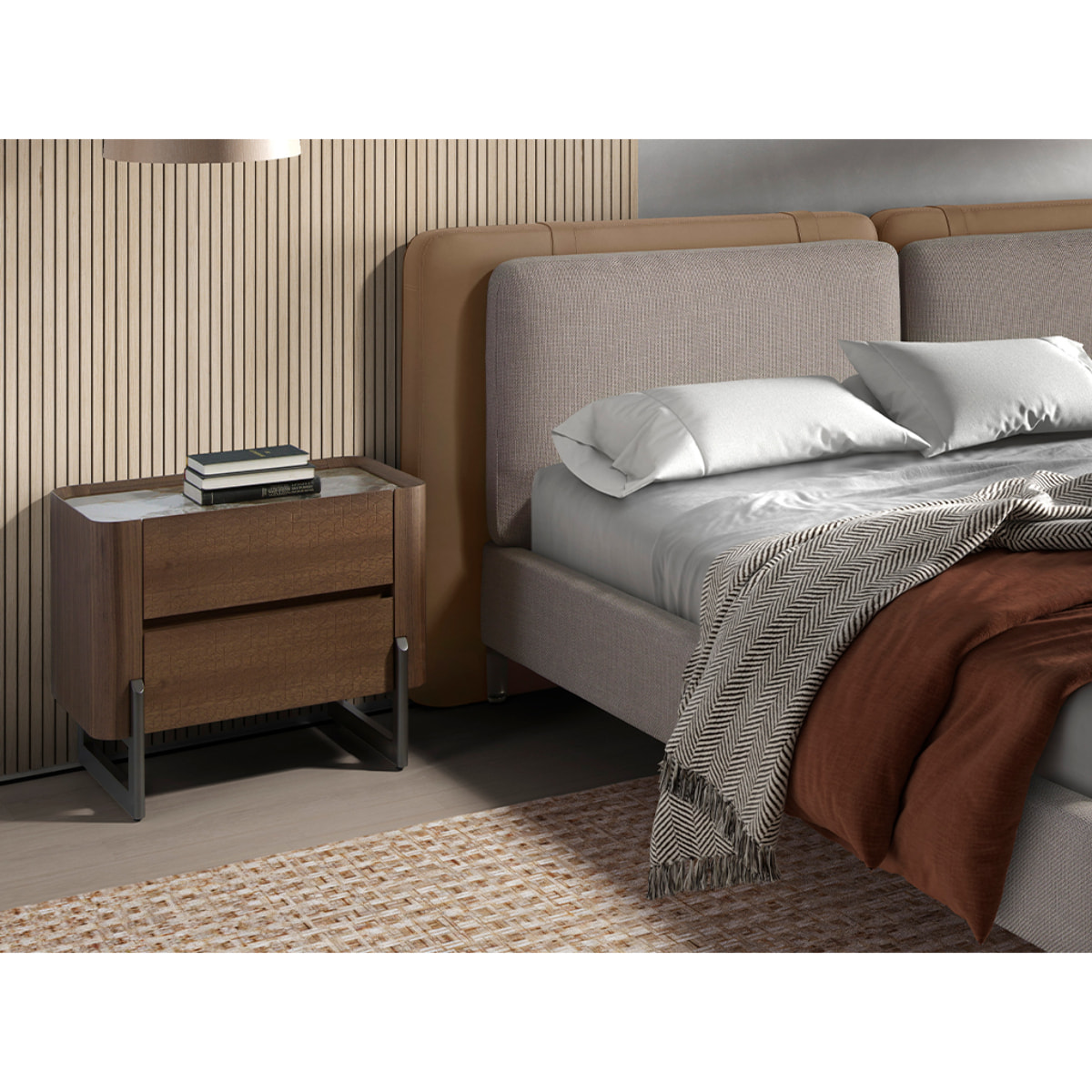 Mesita de noche de madera chapada en nogal natural y patas de acero inoxidable oscuro metalizado tapa de mármol porcelánico blanco con vetas en tonalidades grises y marrones en brillo 60x40x52cm