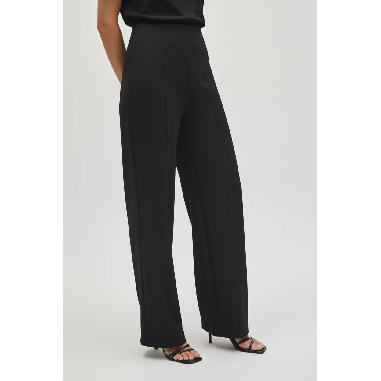 Pantaloni neri a gamba larga