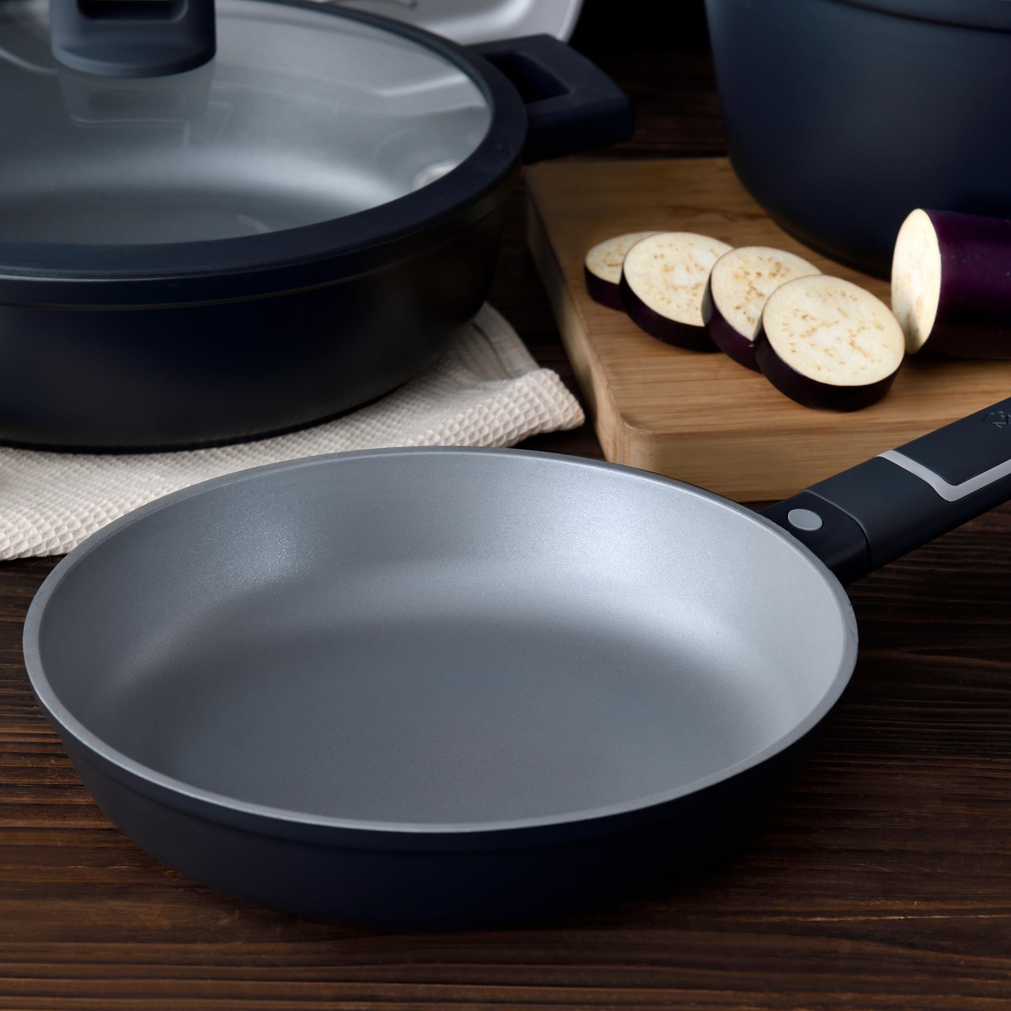 Batería de cocina de 17 piezas índigo en aluminio fundido con sartenes, wok, parrilla, cacerolas y cazo con tapas masterpro