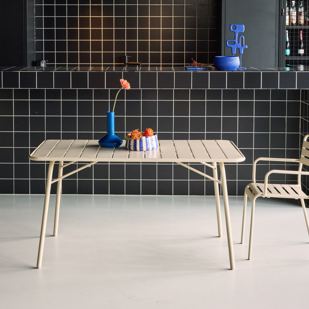 Table de jardin pliante métal 6 places. beige. Amelia. 140x80cm. traitement antirouille. lattes et bords arrondis