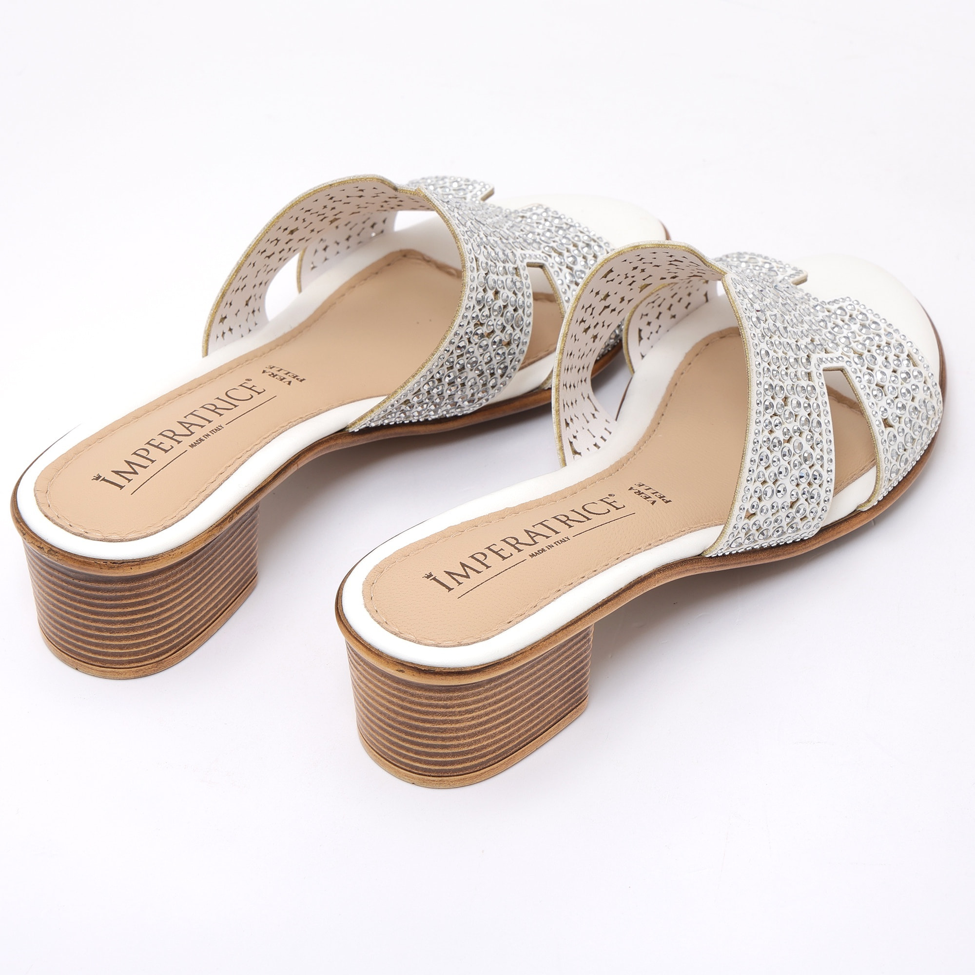 Sandali in simil pelle con applicazioni di strass e sottopiede comodissimo in memory