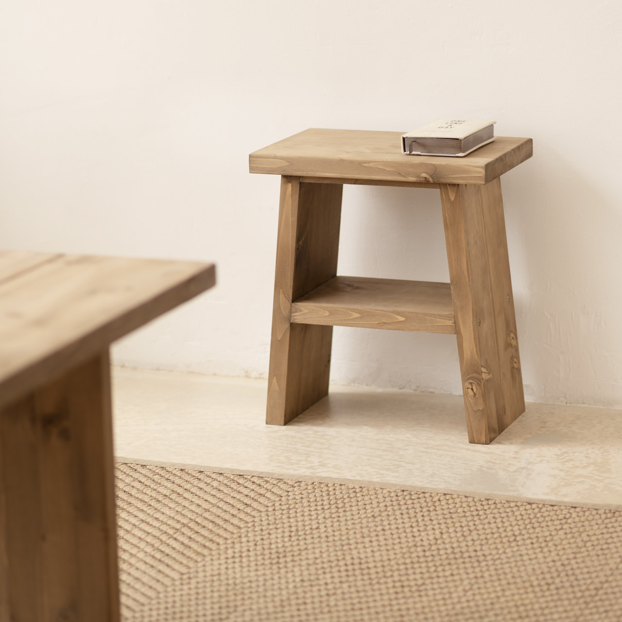 Table de chevet ou table d'appoint en bois massif ton chêne foncé 45x39cm Hauteur: 45 Longueur: 39 Largeur: 25