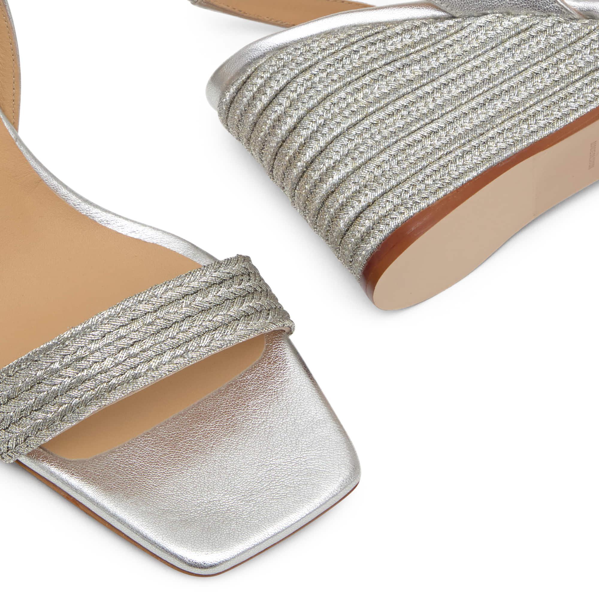 Sandalia destalonada Barby trenzada en acabado metalizado