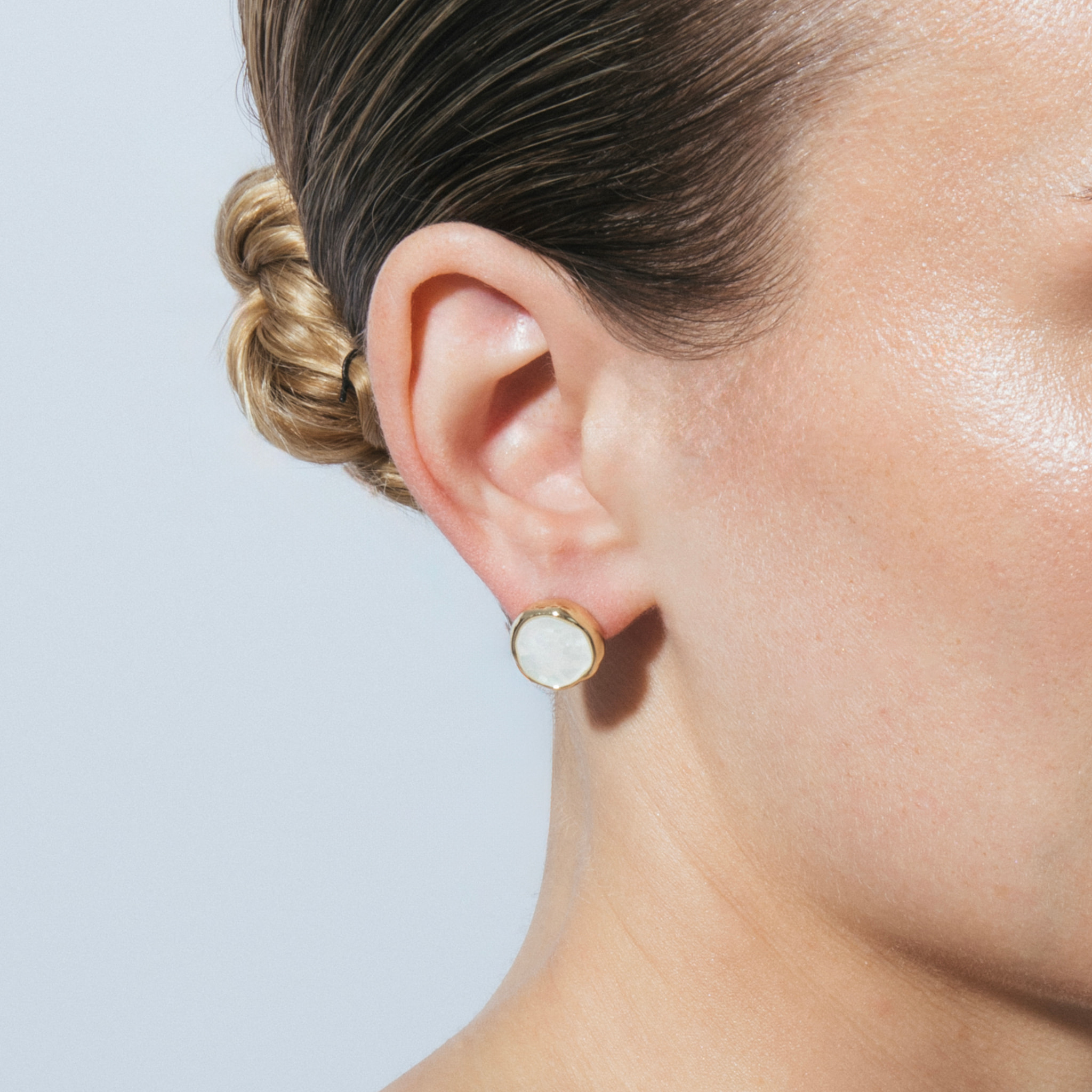 Pendientes de Madreperla Blanca acabado en oro amarillo 18k