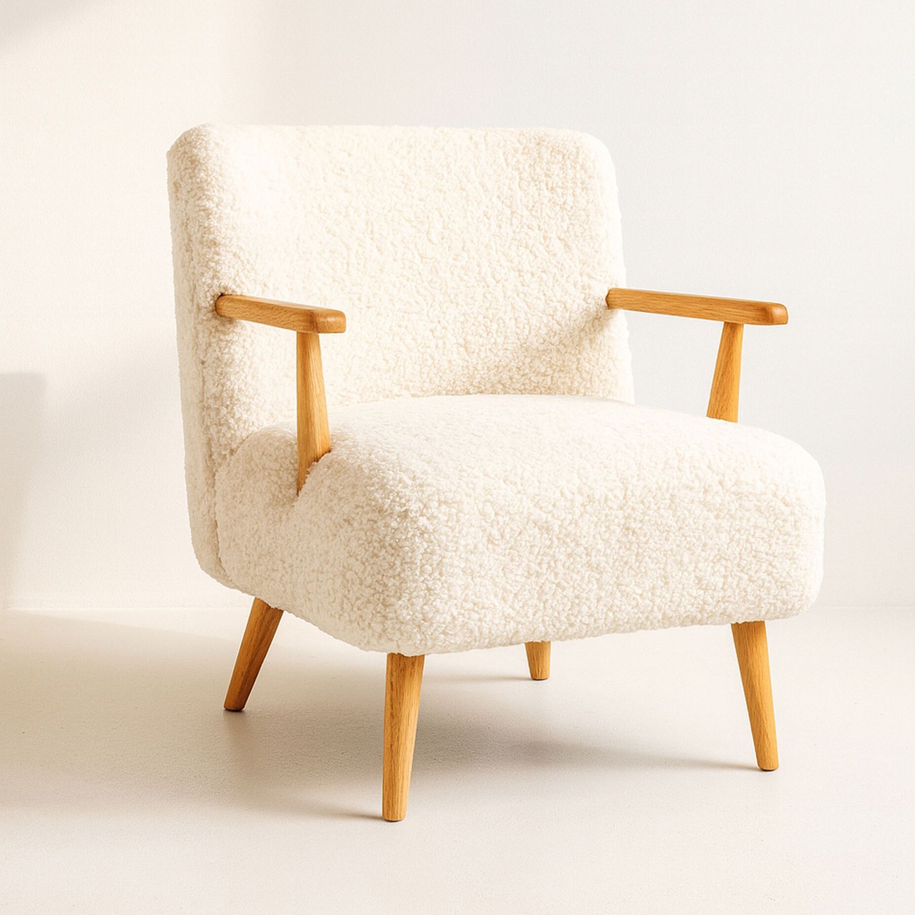 Fauteuil en tissu crème et structure en bois ELIOT