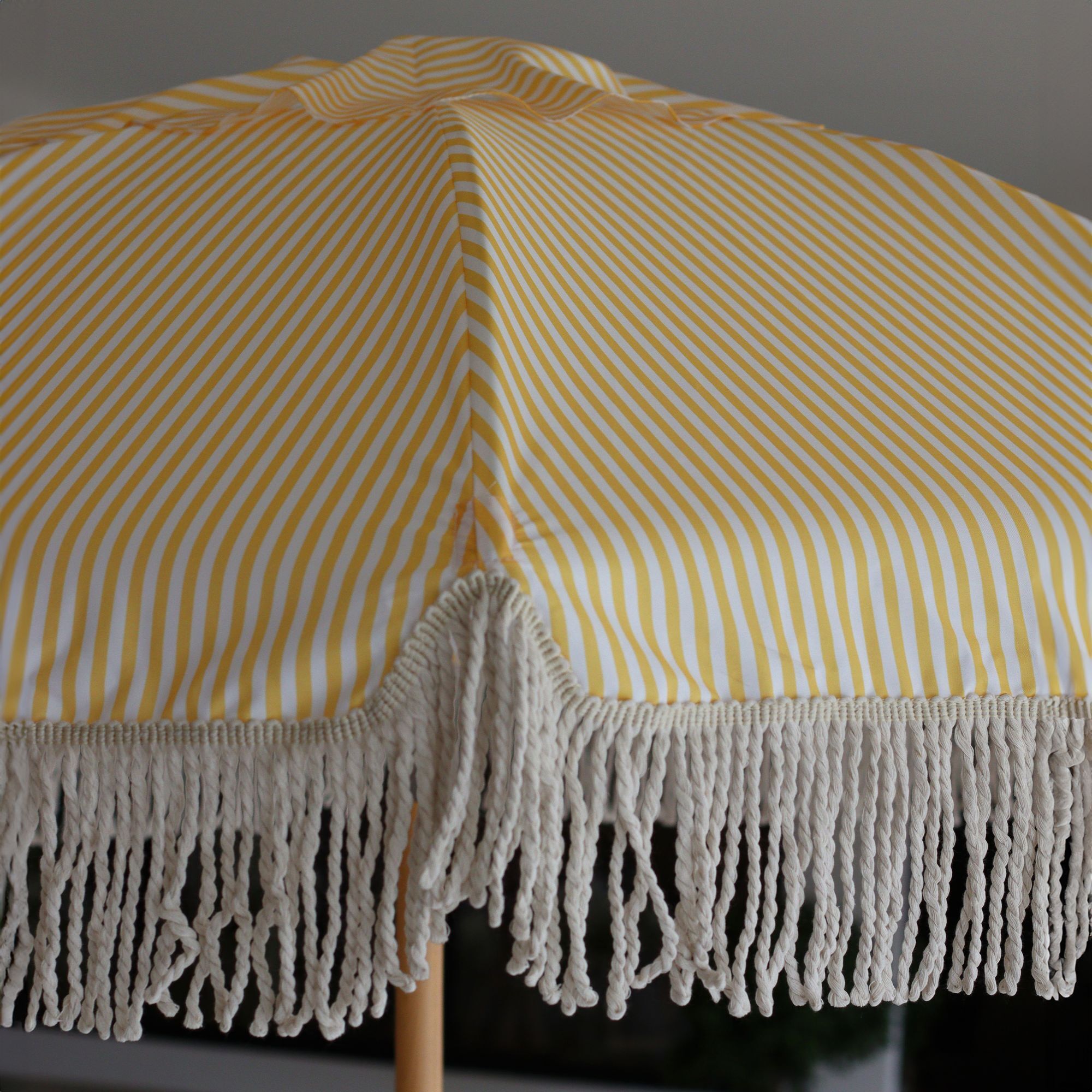 PARASOL EN POLYESTER RAYURE JAUNE AVEC FRANGE DIAM 180CM PLAYA