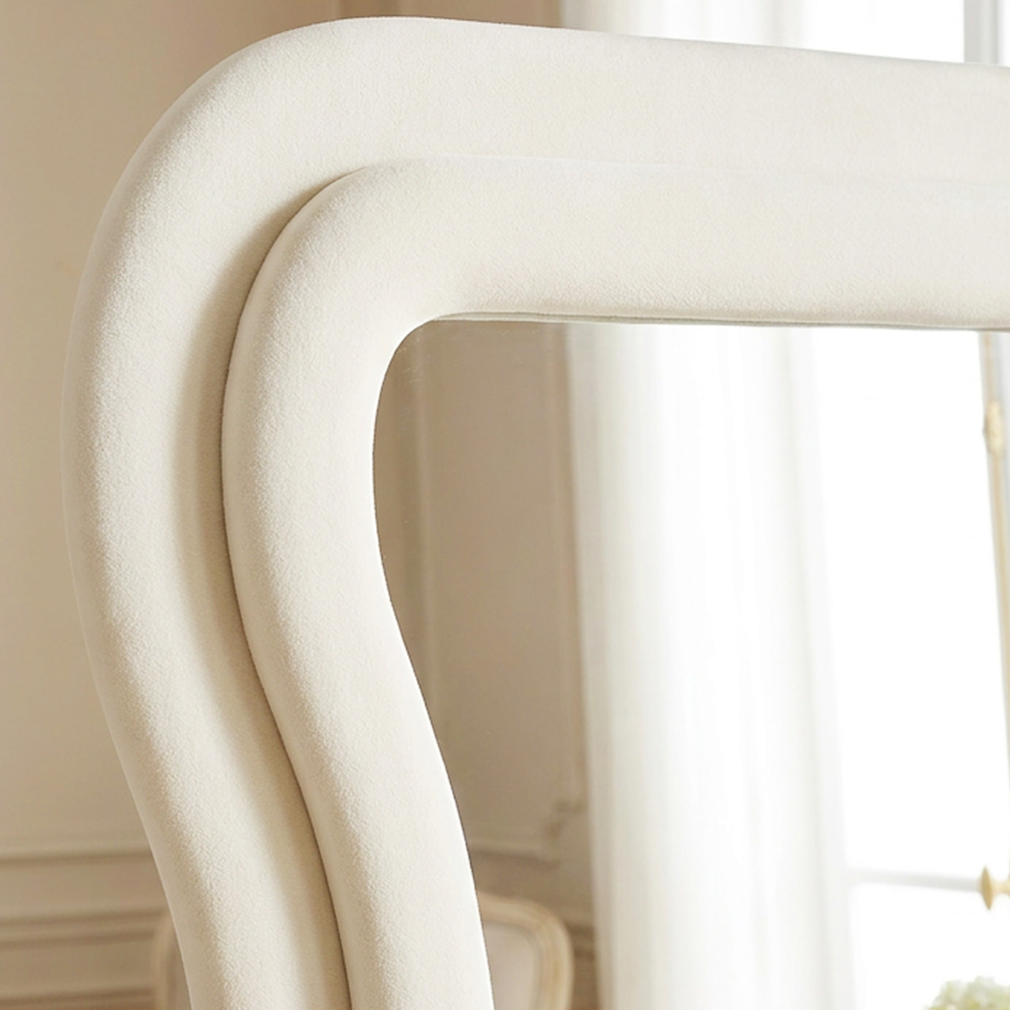 Miroir sur pied pleine longueur design ondulé velours blanc crème