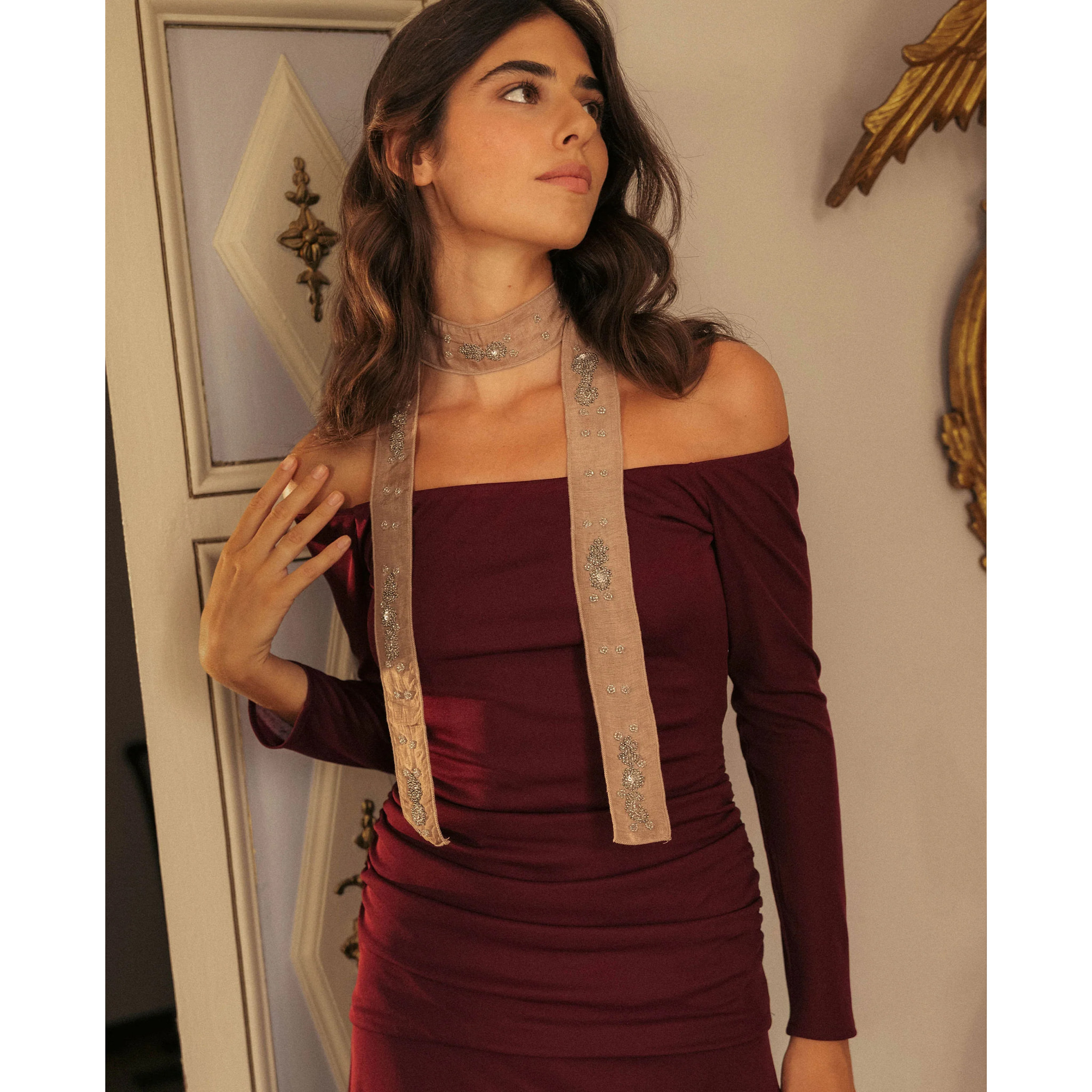 Cinta bordada marrón estilo foulard con cuentas