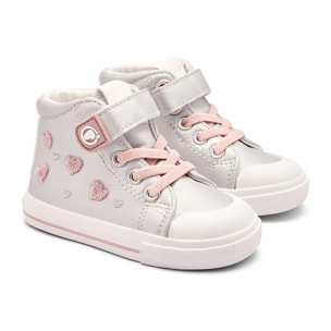 Sneakers alte per neonati con stampa a cuore e design rispettoso