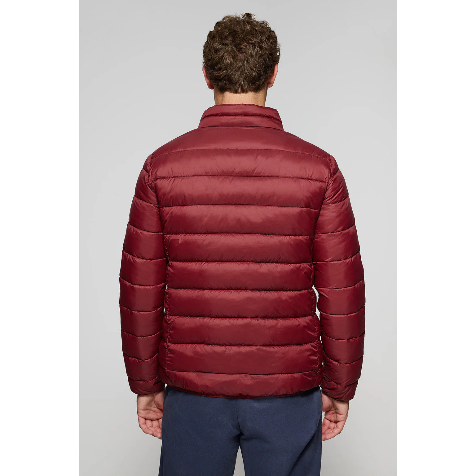 Chaqueta Chase ultralight color granate con parche Rigby Go