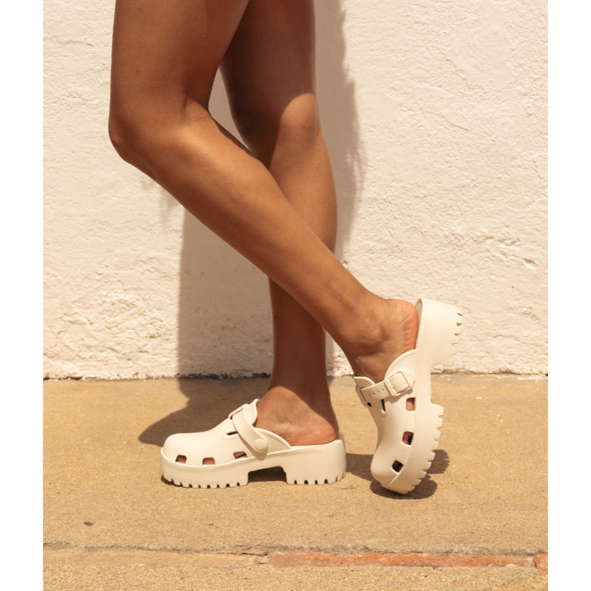 Zuecos de goma blancos con plataforma